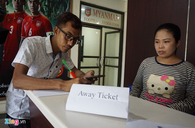 Vé chợ đen trận Việt Nam gặp Myanmar tăng gấp 5 lần-2