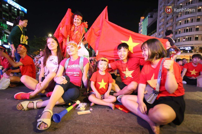 Cổ động viên tiếc nuối vì các cầu thủ Việt Nam bỏ lỡ cơ hội ghi bàn vào lưới Myanmar-12