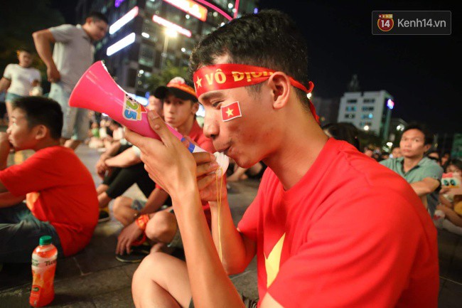 Cổ động viên tiếc nuối vì các cầu thủ Việt Nam bỏ lỡ cơ hội ghi bàn vào lưới Myanmar-13