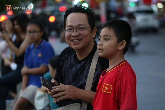 Cổ động viên tiếc nuối vì các cầu thủ Việt Nam bỏ lỡ cơ hội ghi bàn vào lưới Myanmar-15