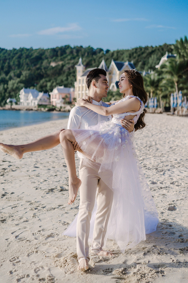 Ưng Hoàng Phúc bán nude, khoe body 6 múi trong bộ ảnh cưới trước ngày trọng đại với bà xã Kim Cương-4