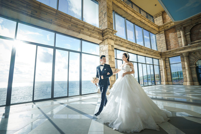 Ưng Hoàng Phúc bán nude, khoe body 6 múi trong bộ ảnh cưới trước ngày trọng đại với bà xã Kim Cương-8