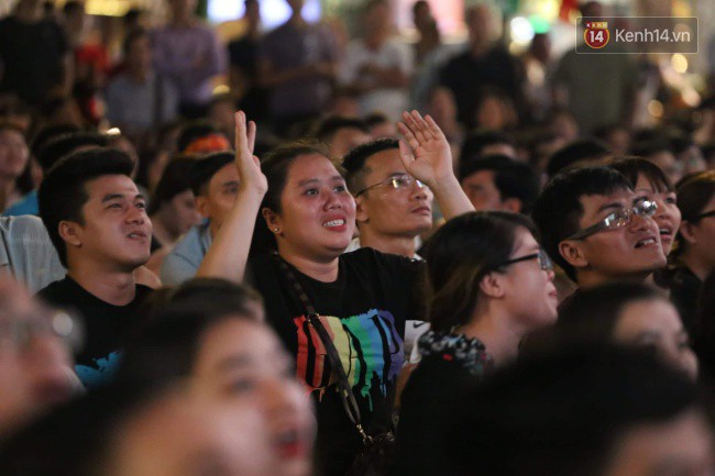 Cổ động viên tiếc nuối vì các cầu thủ Việt Nam bỏ lỡ cơ hội ghi bàn vào lưới Myanmar-11