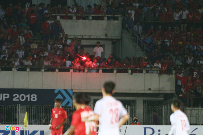 Pháo sáng xuất hiện ở trận Myanmar vs Việt Nam-1