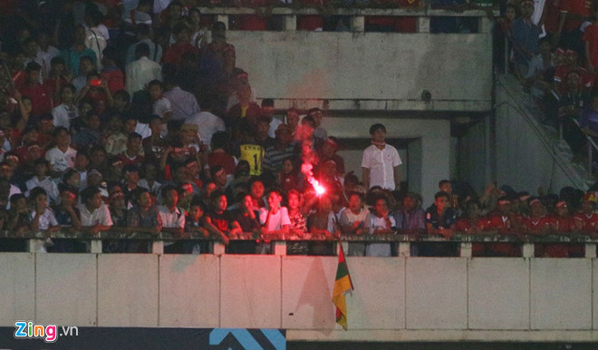 Pháo sáng xuất hiện ở trận Myanmar vs Việt Nam-2