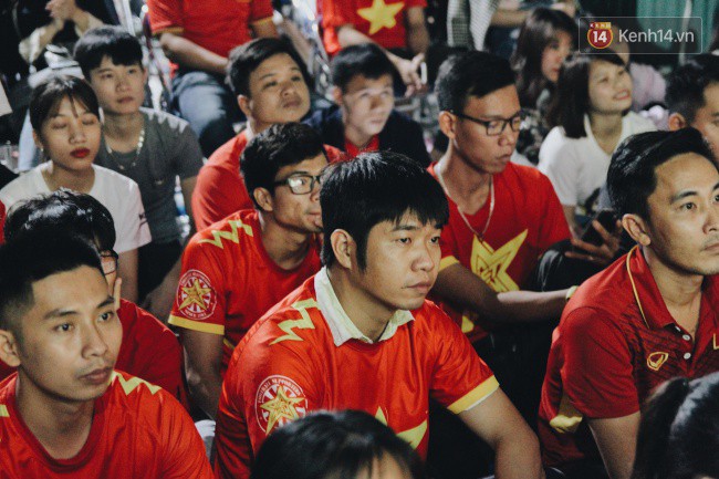 Cổ động viên tiếc nuối vì các cầu thủ Việt Nam bỏ lỡ cơ hội ghi bàn vào lưới Myanmar-4