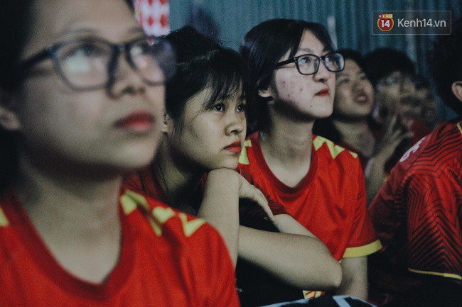 Cổ động viên tiếc nuối vì các cầu thủ Việt Nam bỏ lỡ cơ hội ghi bàn vào lưới Myanmar-5