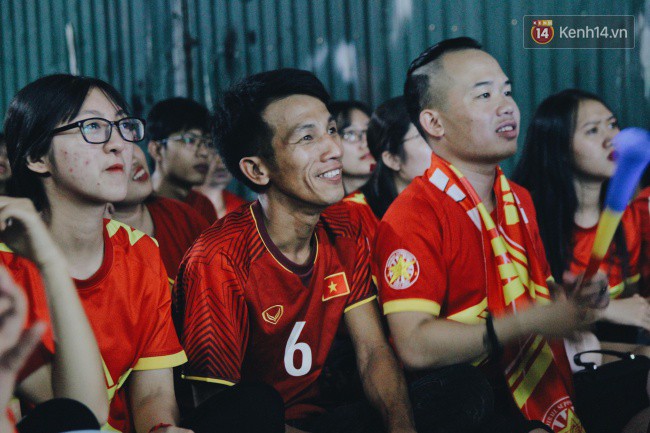 Cổ động viên tiếc nuối vì các cầu thủ Việt Nam bỏ lỡ cơ hội ghi bàn vào lưới Myanmar-6