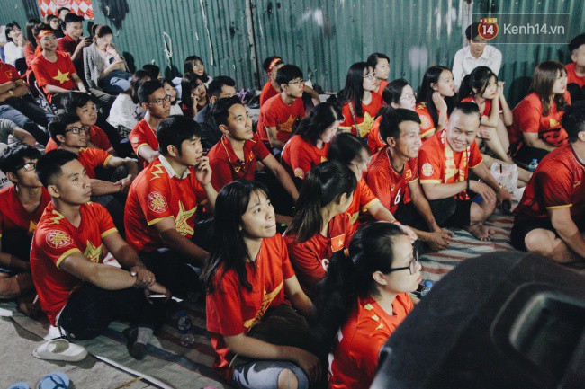 Cổ động viên tiếc nuối vì các cầu thủ Việt Nam bỏ lỡ cơ hội ghi bàn vào lưới Myanmar-7