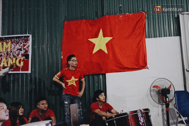 Cổ động viên tiếc nuối vì các cầu thủ Việt Nam bỏ lỡ cơ hội ghi bàn vào lưới Myanmar-8