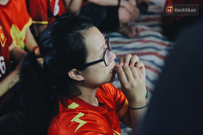 Cổ động viên tiếc nuối vì các cầu thủ Việt Nam bỏ lỡ cơ hội ghi bàn vào lưới Myanmar-9