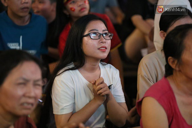 Cổ động viên tiếc nuối vì các cầu thủ Việt Nam bỏ lỡ cơ hội ghi bàn vào lưới Myanmar-2
