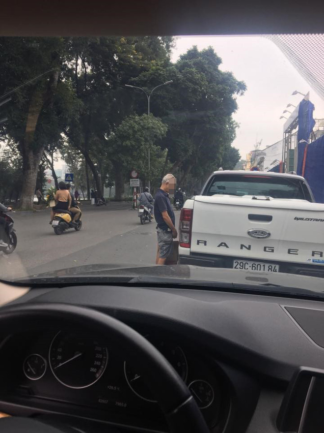 Hình ảnh phản cảm ở hồ Hoàn Kiếm: Người đàn ông ngoại quốc đi bậy vào bánh xe bán tải-1