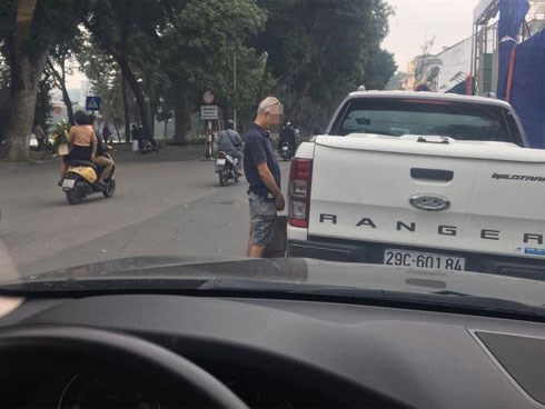 Hình ảnh phản cảm ở hồ Hoàn Kiếm: Người đàn ông ngoại quốc 'đi bậy' vào bánh xe bán tải