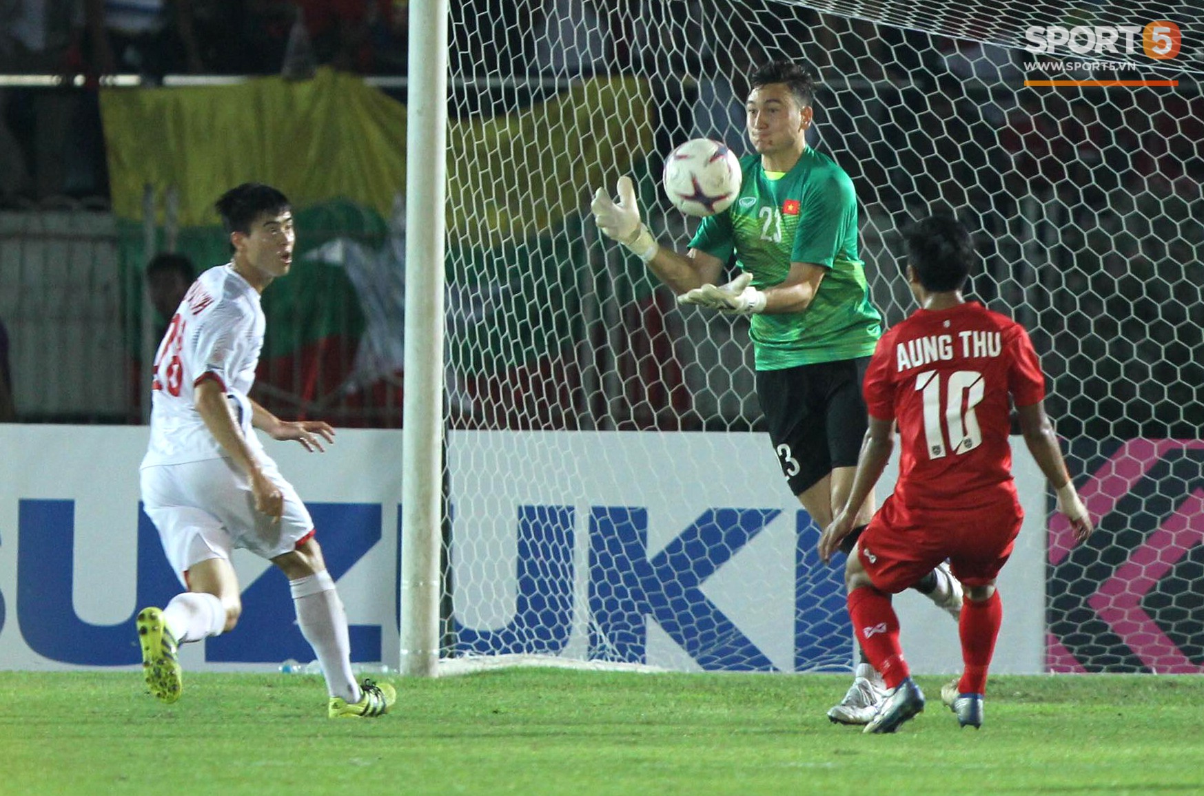Vì sao cầu thủ tuyển Việt Nam sút trượt liên tiếp trong trận gặp Myanmar?-6