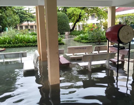 Nha Trang: Thầy cô đón 20-11 trong bùn, người chết vẫn tăng-1