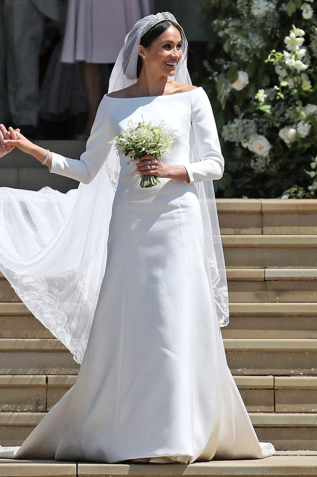 Nữ hoàng Elizabeth không ít lần phật ý vì style của Meghan Markle và còn có phản ứng khó đỡ với chiếc váy cưới của cô-2