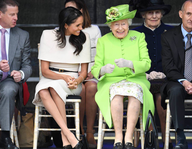 Nữ hoàng Elizabeth không ít lần phật ý vì style của Meghan Markle và còn có phản ứng khó đỡ với chiếc váy cưới của cô-3