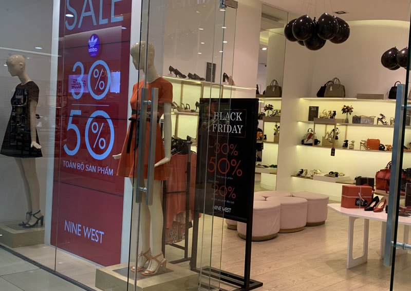 Sale tận đáy, giảm giá 80% giăng vỉa hè: Dân ôm tiền chờ gom hàng-4