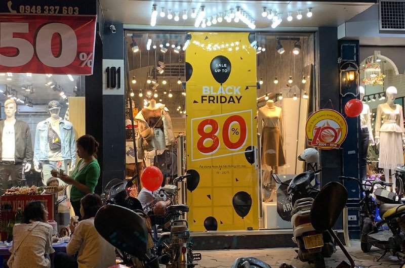 Sale tận đáy, giảm giá 80% giăng vỉa hè: Dân ôm tiền chờ gom hàng-8