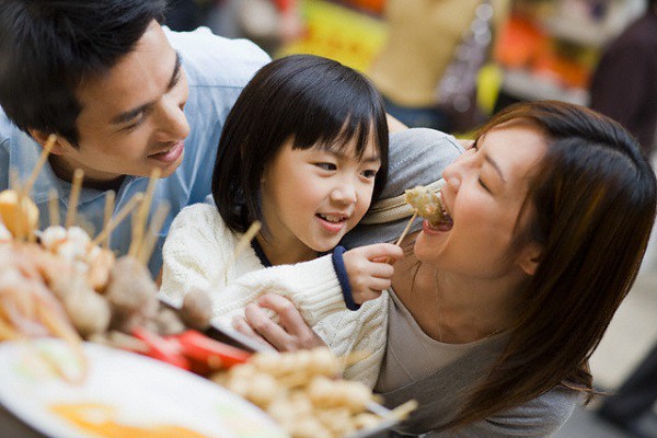 Nhờ con gái 5 tuổi trông em cho mẹ, tôi chết lặng khi nghe những lời con gái nói với cậu em trai-2