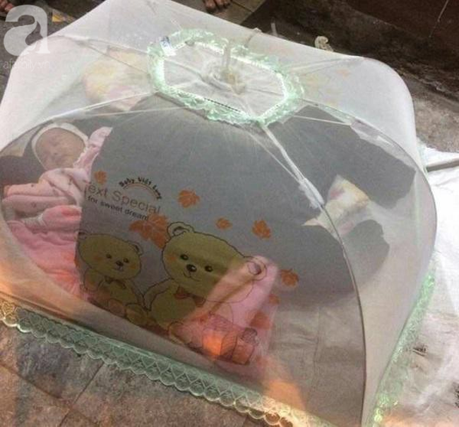 Bé gái 1 tháng tuổi phải đắp chăn nằm vỉa hè chợ Đồng Xuân: Gia đình muốn đón nhưng người mẹ đều bỏ trốn-1