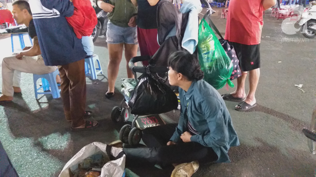 Bé gái 1 tháng tuổi phải đắp chăn nằm vỉa hè chợ Đồng Xuân: Gia đình muốn đón nhưng người mẹ đều bỏ trốn-2