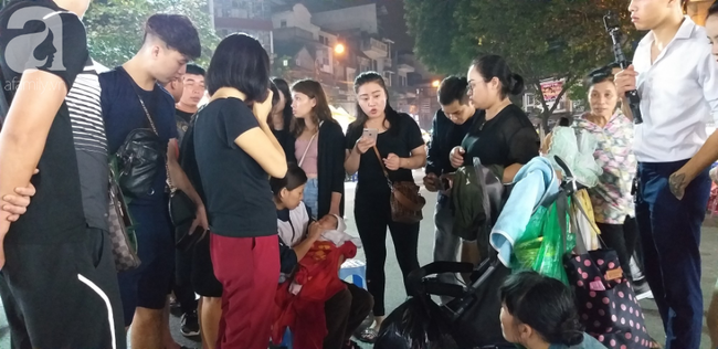 Bé gái 1 tháng tuổi phải đắp chăn nằm vỉa hè chợ Đồng Xuân: Gia đình muốn đón nhưng người mẹ đều bỏ trốn-3
