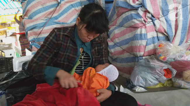 Bé gái 1 tháng tuổi phải đắp chăn nằm vỉa hè chợ Đồng Xuân: Gia đình muốn đón nhưng người mẹ đều bỏ trốn-4