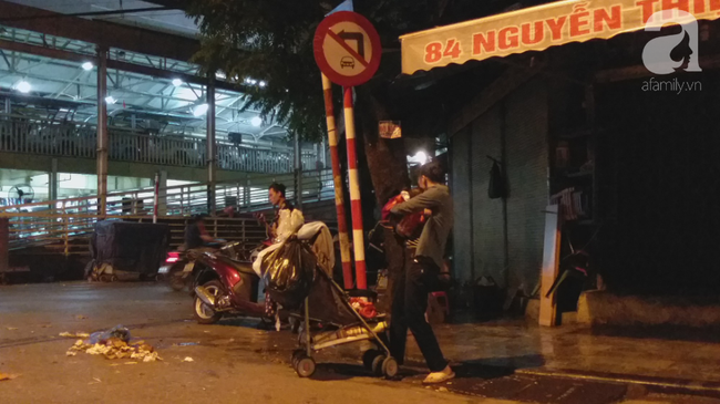 Bé gái 1 tháng tuổi phải đắp chăn nằm vỉa hè chợ Đồng Xuân: Gia đình muốn đón nhưng người mẹ đều bỏ trốn-6