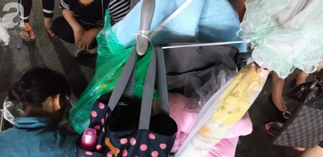 Bé gái 1 tháng tuổi phải đắp chăn nằm vỉa hè chợ Đồng Xuân: Gia đình muốn đón nhưng người mẹ đều bỏ trốn-7