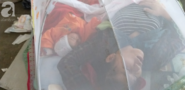 Bé gái 1 tháng tuổi phải đắp chăn nằm vỉa hè chợ Đồng Xuân: Gia đình muốn đón nhưng người mẹ đều bỏ trốn-8