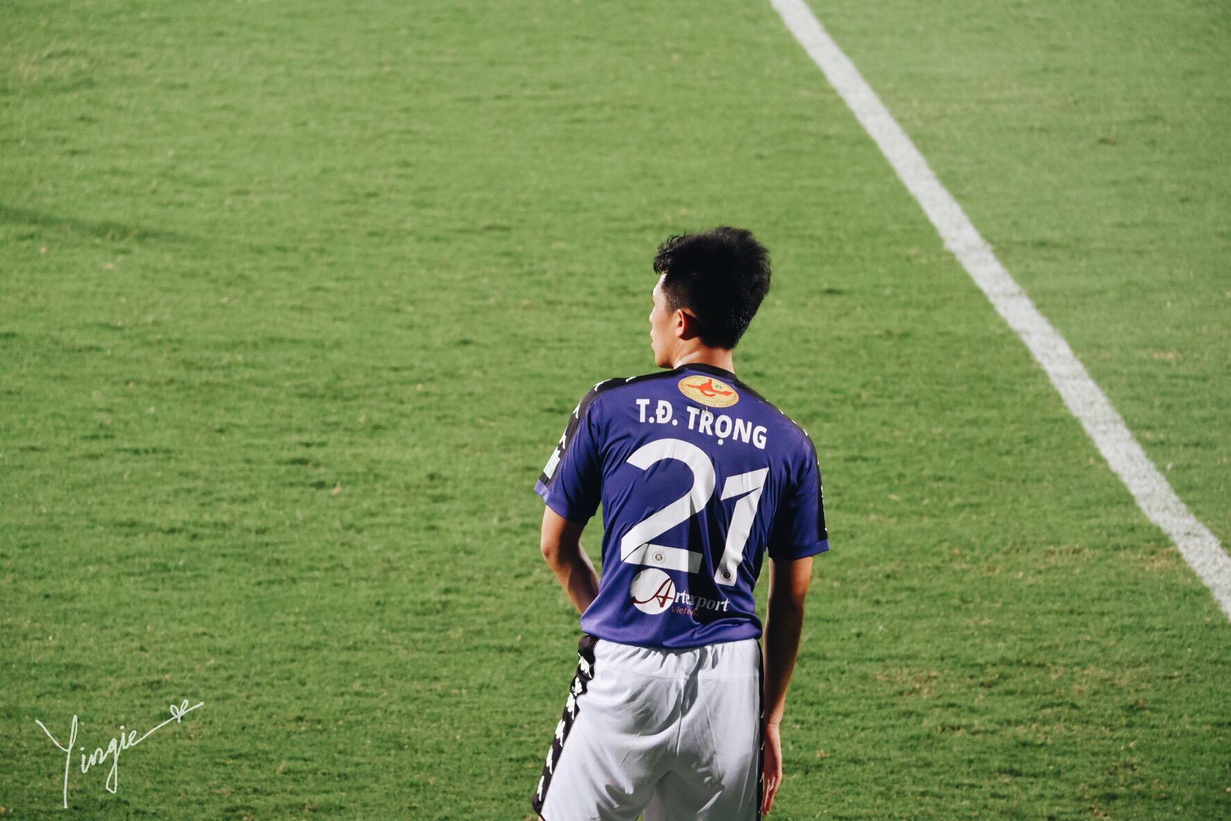 Trần Đình Trọng - Thanh niên nghiêm túc dùng cả thanh xuân để bỏ áo vào quần trên sân đấu-9