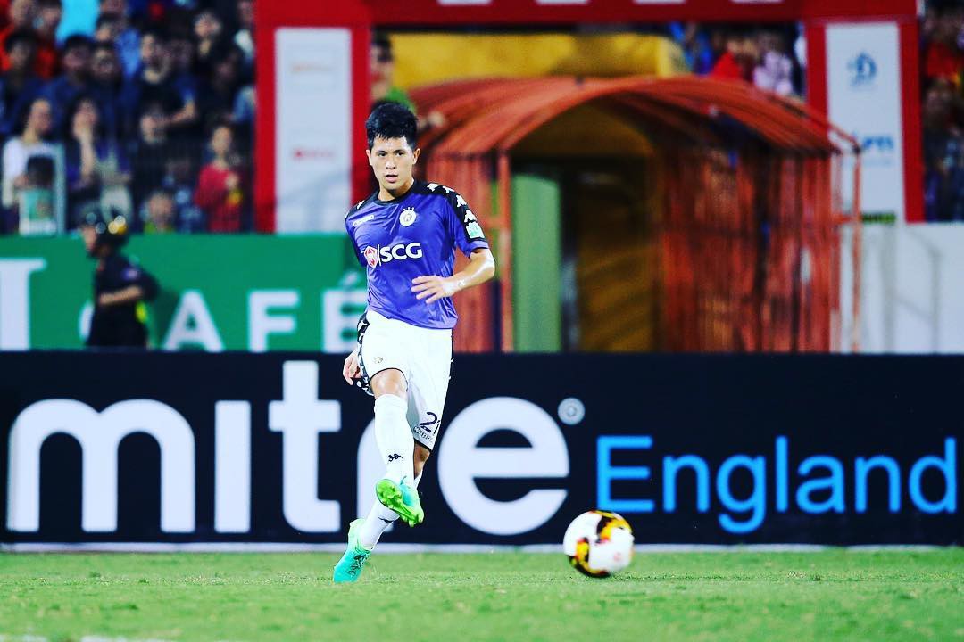 Trần Đình Trọng - Thanh niên nghiêm túc dùng cả thanh xuân để bỏ áo vào quần trên sân đấu-12