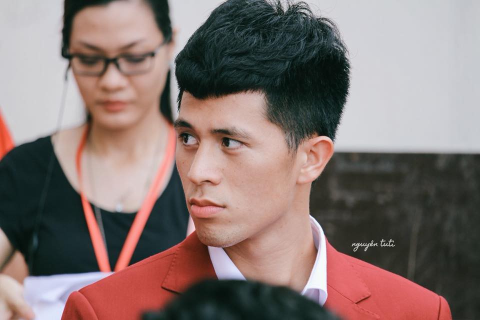 Trần Đình Trọng - Thanh niên nghiêm túc dùng cả thanh xuân để bỏ áo vào quần trên sân đấu-14