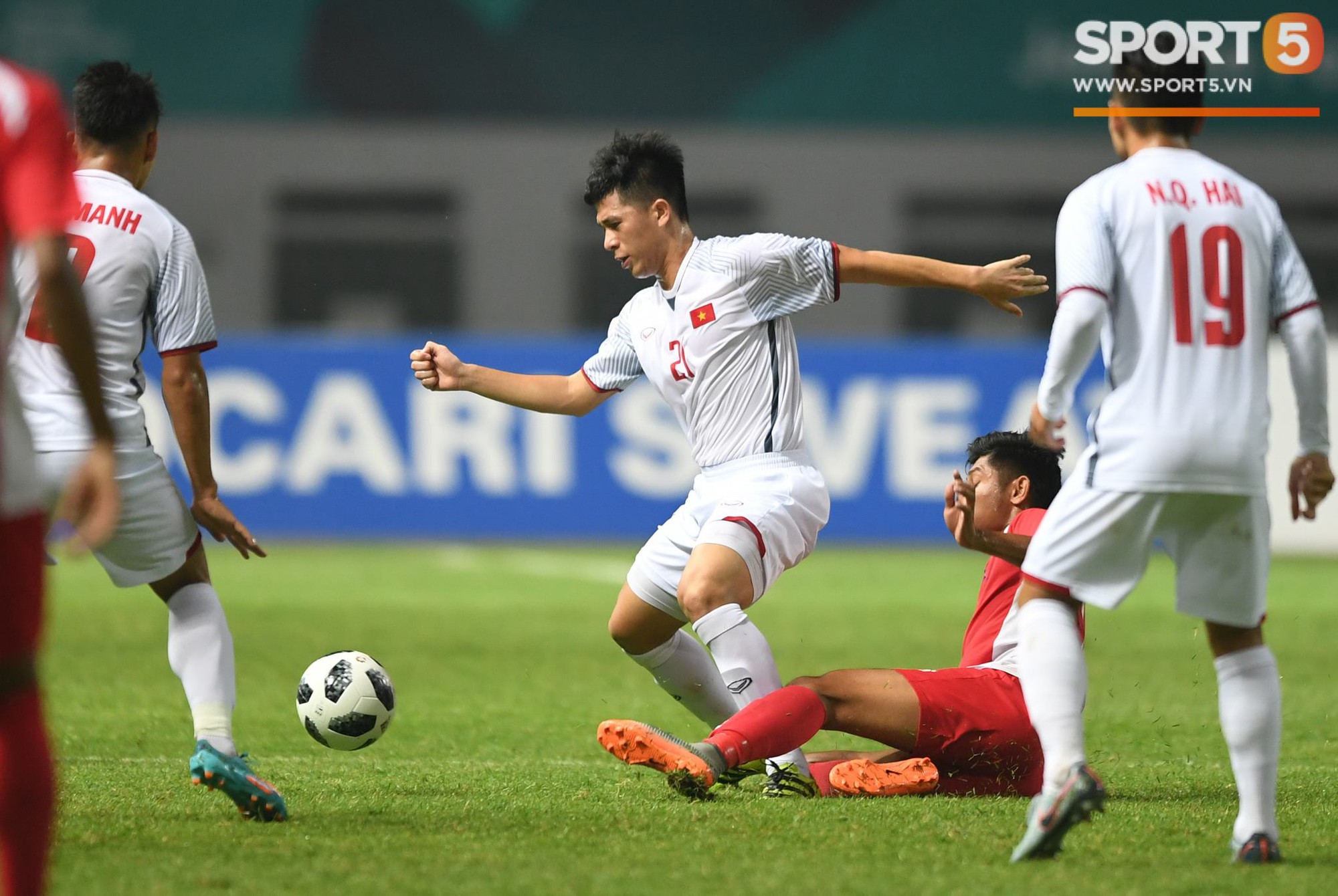 Trần Đình Trọng - Thanh niên nghiêm túc dùng cả thanh xuân để bỏ áo vào quần trên sân đấu-8