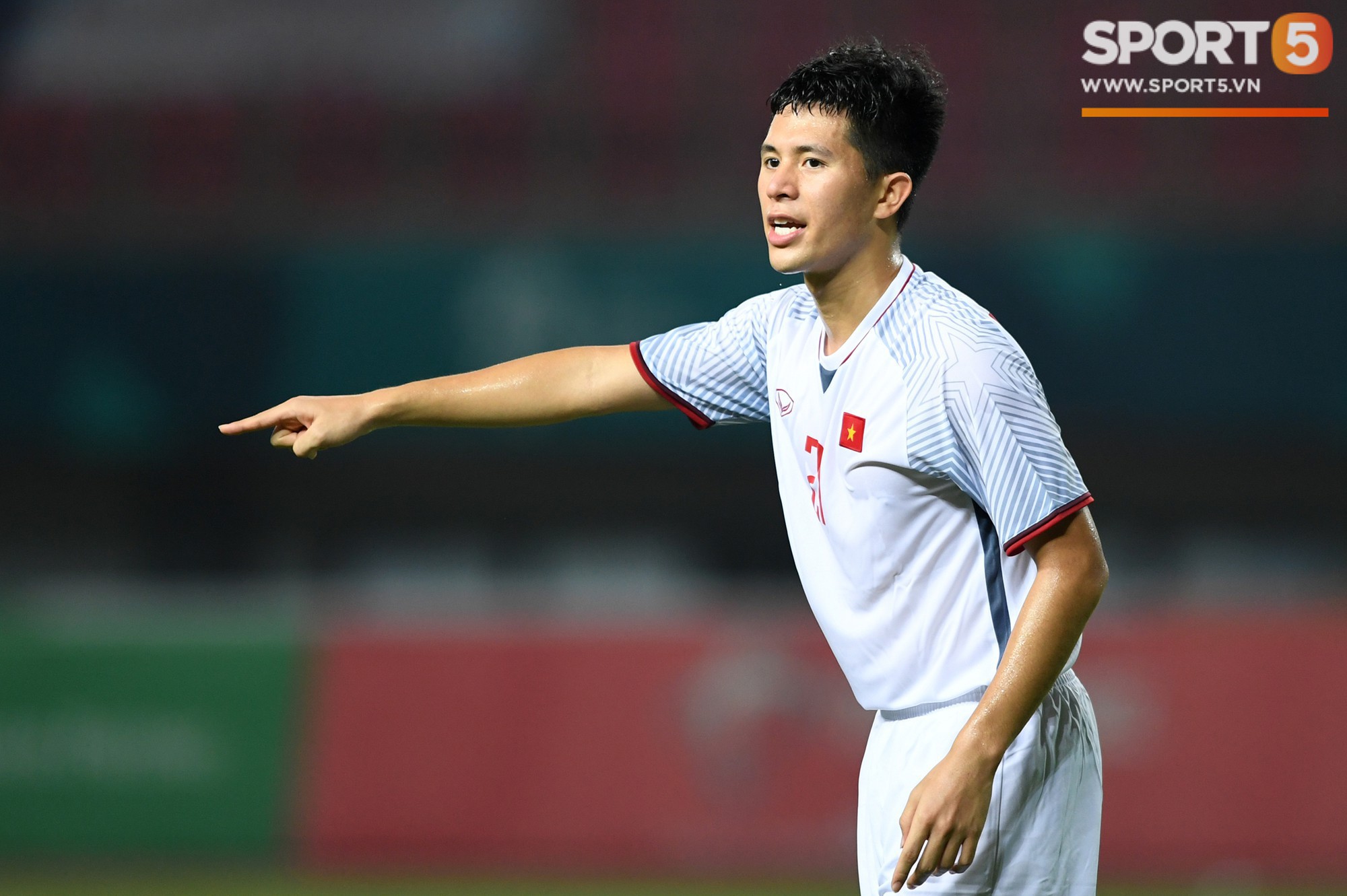 Trần Đình Trọng - Thanh niên nghiêm túc dùng cả thanh xuân để bỏ áo vào quần trên sân đấu-1