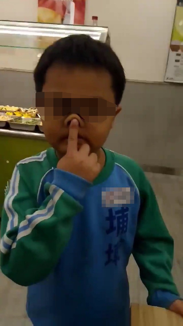 Con trai nghịch phá, làm phiền mọi người nhưng thái độ và câu nói đầy thách thức của người bố bên cạnh mới khiến dân mạng lắc đầu ngán ngẩm-1