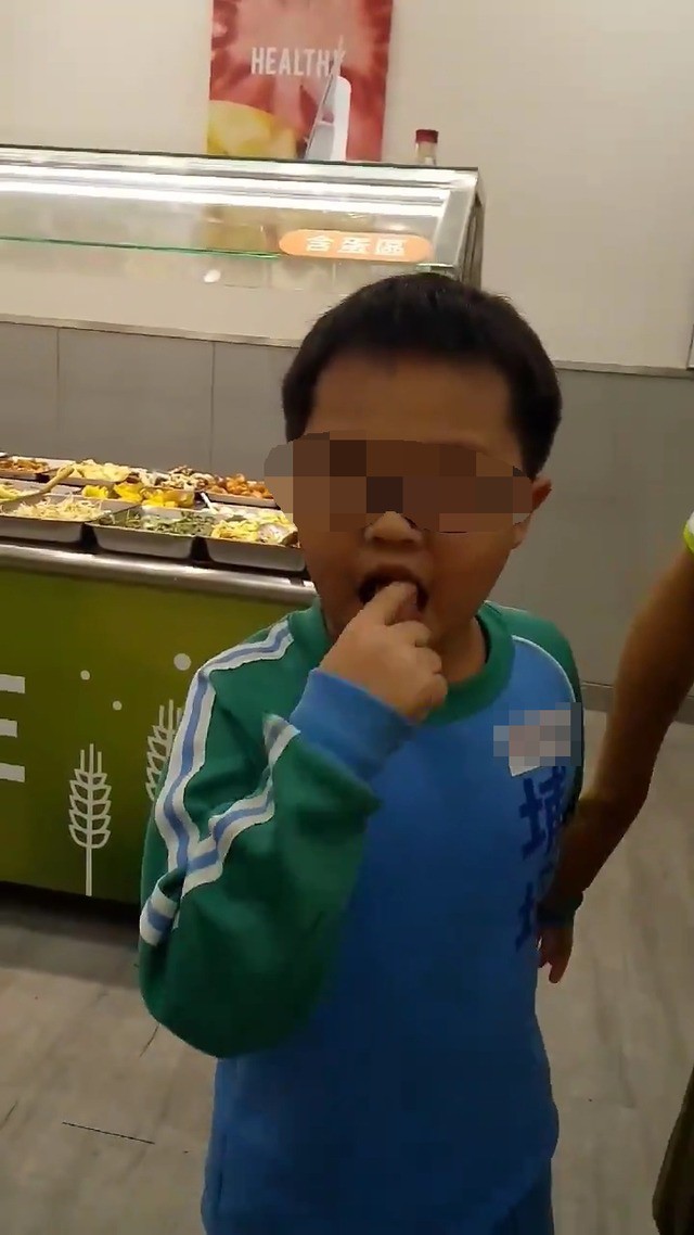 Con trai nghịch phá, làm phiền mọi người nhưng thái độ và câu nói đầy thách thức của người bố bên cạnh mới khiến dân mạng lắc đầu ngán ngẩm-2