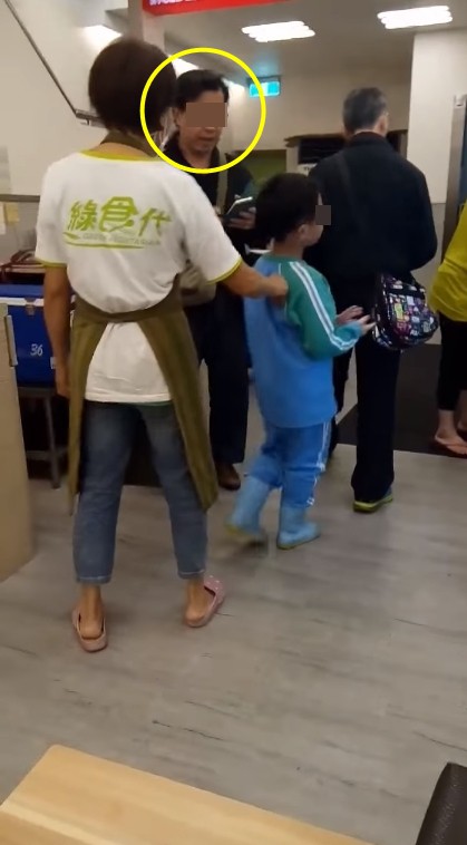 Con trai nghịch phá, làm phiền mọi người nhưng thái độ và câu nói đầy thách thức của người bố bên cạnh mới khiến dân mạng lắc đầu ngán ngẩm-3