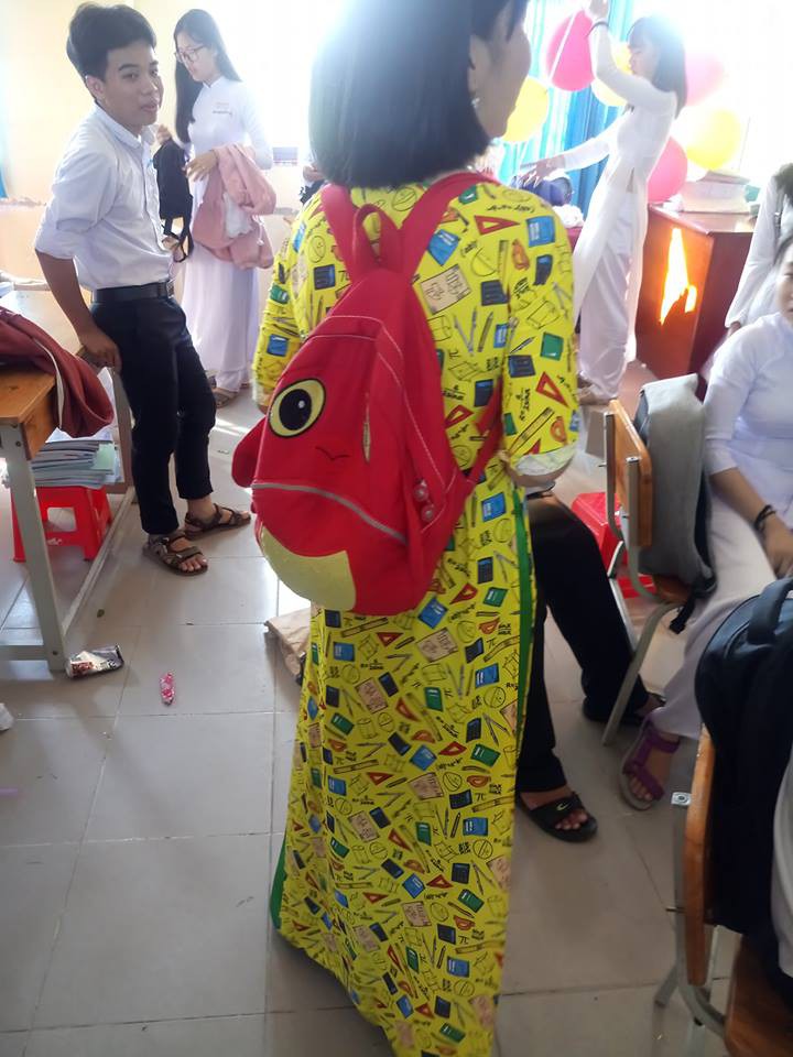 Cô giáo mặc áo dài trắng xưa rồi, bây giờ là phải theo mốt họa tiết dạy gì mặc nấy như thế này!-2