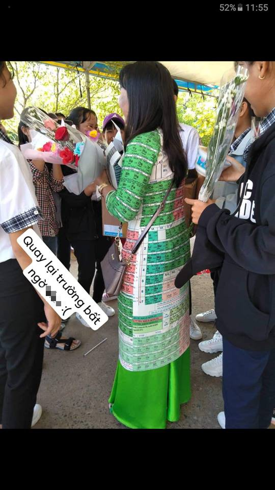 Cô giáo mặc áo dài trắng xưa rồi, bây giờ là phải theo mốt họa tiết dạy gì mặc nấy như thế này!-1