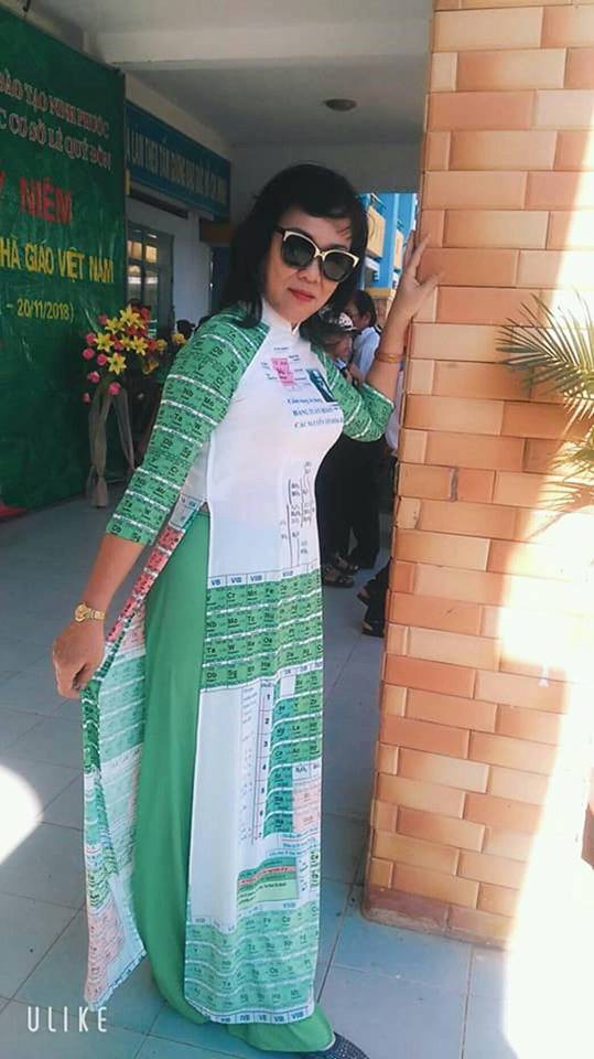 Cô giáo mặc áo dài trắng xưa rồi, bây giờ là phải theo mốt họa tiết dạy gì mặc nấy như thế này!-4