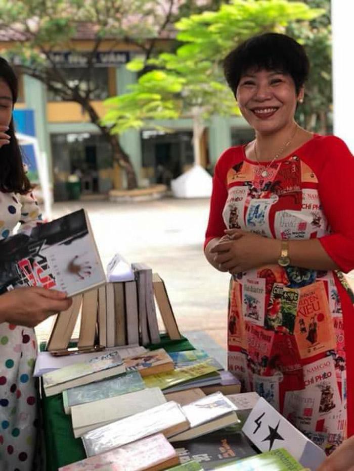 Cô giáo mặc áo dài trắng xưa rồi, bây giờ là phải theo mốt họa tiết dạy gì mặc nấy như thế này!-5