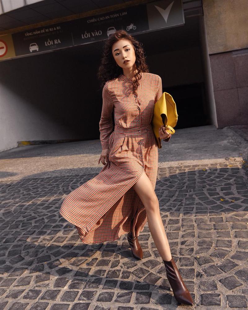 Mặc chị em đón đầu xu hướng với áo sweater đa sắc màu, Chi Pu mát mẻ diện váy rộng thùng thình như bà bầu-10