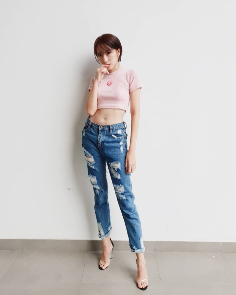 Mặc chị em đón đầu xu hướng với áo sweater đa sắc màu, Chi Pu mát mẻ diện váy rộng thùng thình như bà bầu-3