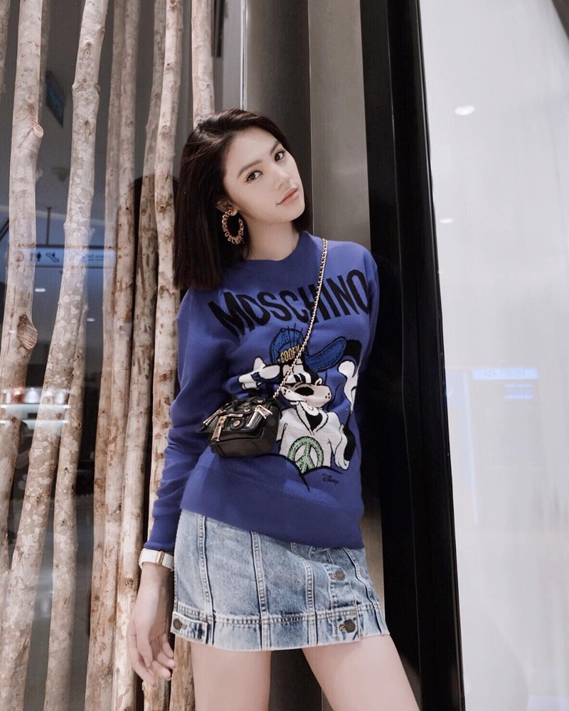 Mặc chị em đón đầu xu hướng với áo sweater đa sắc màu, Chi Pu mát mẻ diện váy rộng thùng thình như bà bầu-4