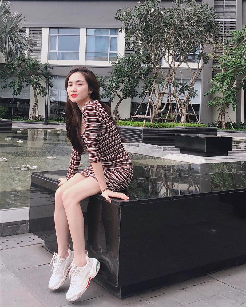 Mặc chị em đón đầu xu hướng với áo sweater đa sắc màu, Chi Pu mát mẻ diện váy rộng thùng thình như bà bầu-8