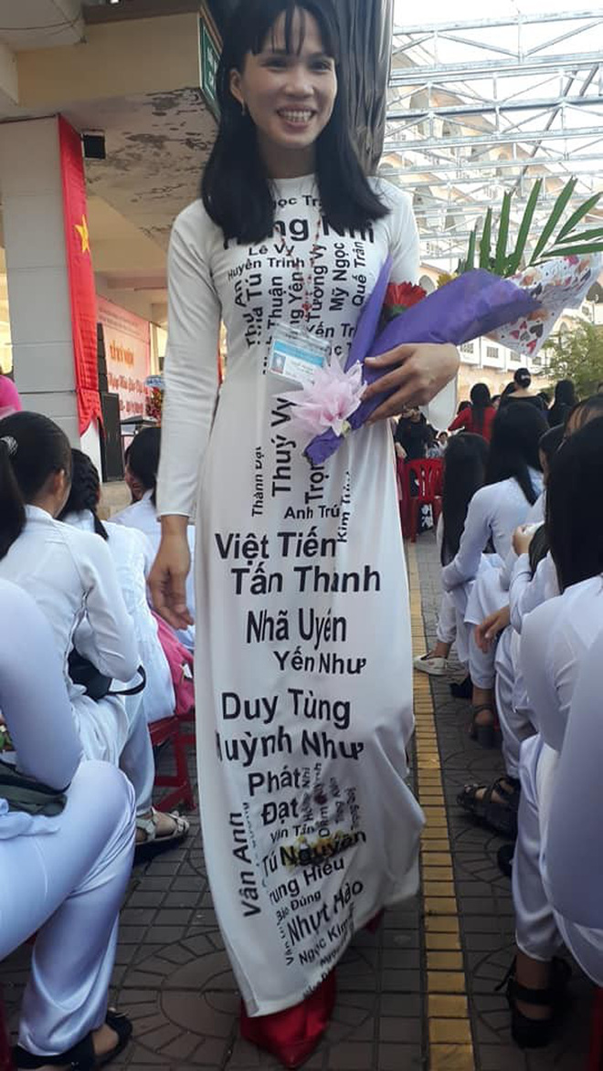 Cô giáo mặc áo dài trắng xưa rồi, bây giờ là phải theo mốt họa tiết dạy gì mặc nấy như thế này!-7