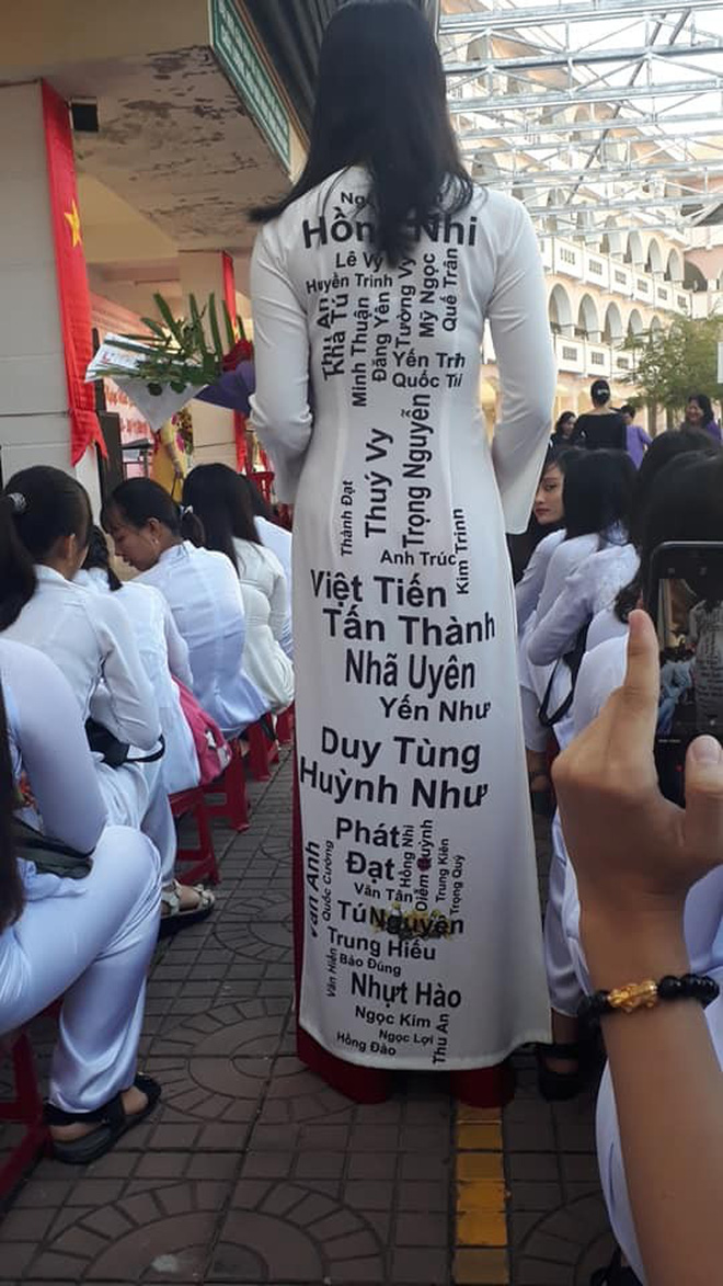 Cô giáo mặc áo dài trắng xưa rồi, bây giờ là phải theo mốt họa tiết dạy gì mặc nấy như thế này!-8